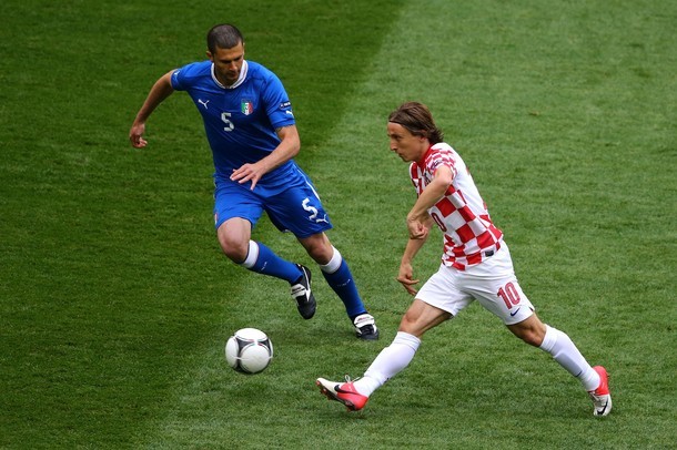 Nhạc trưởng Modric bị cầu thủ Italia chăm sóc đặc biệt.